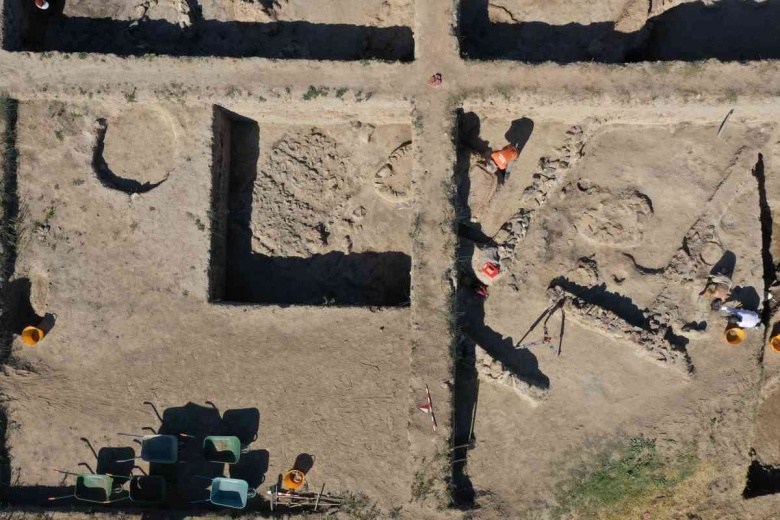 Kütahya'daki Tavşanlı Höyük'te bulunan beyni çürümemiş iskelet ve kazı alanından detaylar