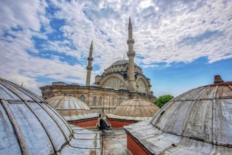 Sulak zemindeki Nuruosmaniye Camisi 270 yıldır bu sistemle ayakta kalmayı başardı