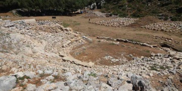 Karyalılar 800 rakımlı Thera Antik Kentinde kayaya 2 bin kişilik tiyatro binası oymuşlar