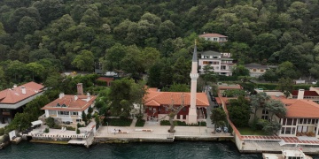 Restorasyonu biten Vaniköy Camisi kütüphanesi ile de ilgi görüyor