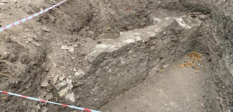 Kyzikos Antik Kenti arazisine direk çukuru kazılırken antik kalıntılar ortaya çıkarıldı