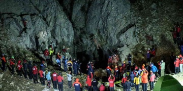Mersindeki Morca mağarasında mide kanaması geçiren ABDli dağcı kurtarıldı