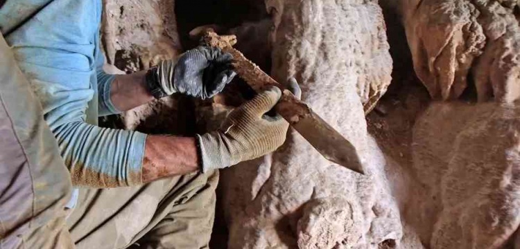 Ölü Deniz'in kıyısında bir mağaraya saklanmış 1900 yıllık 4 Romalı kılıcı bulundu