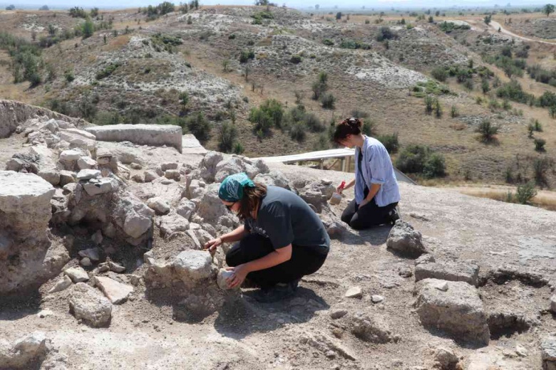 Üç bin 500 yıllık üzüm çekirdeği bulunan Aşağıseyit Höyüğü'nden fotoğraflar