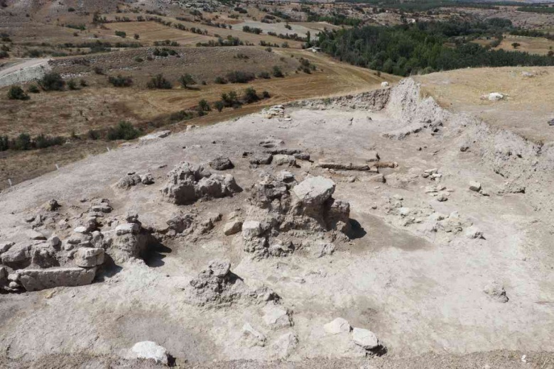 Üç bin 500 yıllık üzüm çekirdeği bulunan Aşağıseyit Höyüğü'nden fotoğraflar