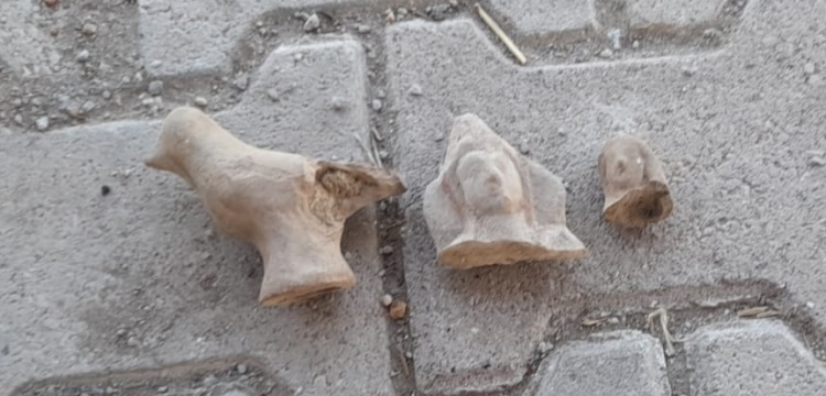 Emirdağ'da cenaze için kazılan mezardan Ay Tanrısı Men ve tanrıça Hekate heykeli çıktı