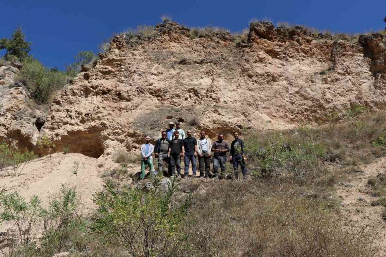 Karabük'te 5.500 yıllık kayalara oyulmuş bir sığınak yerleşimi tespit edildi