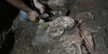 A woman and a child Neanderthal remains over 50,000 years old discovered in Barcelona