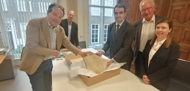 Leiden Ulusal Eski Eserler Müzesi, kırık yazıtlı tarihi eser parçasını Türkiye'ye iade etti