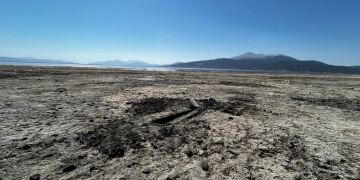 Eğridir Gölü kuruyunca ortaya çıkan çanak çömlekleri arkeologlar incelemeye aldı