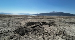 Eğridir Gölü kuruyunca ortaya çıkan çanak çömlekleri arkeologlar incelemeye aldı