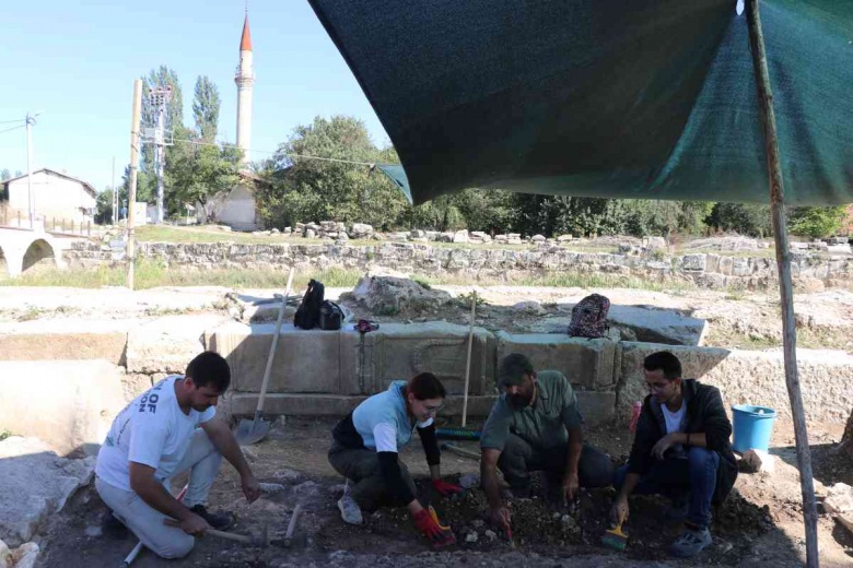 Aizanoi Antik Kenti'nde Roma devri kadınlarının kullandığı makyaj malzemeleri bulundu