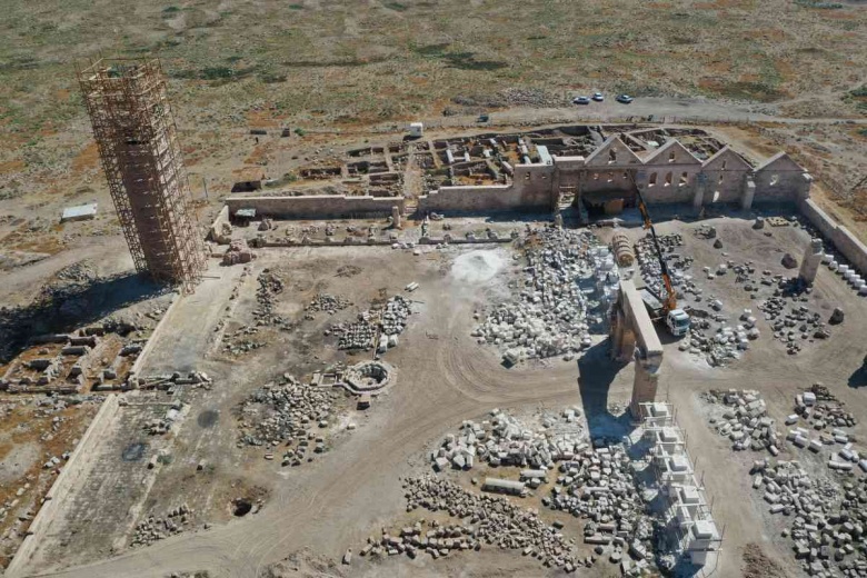 Sekiz bin kişinin namaz kıldığı Harran Ulu Camisi'nin görkemli yapısı arkeoloji kazılarıyla ortaya çıkarılıyor