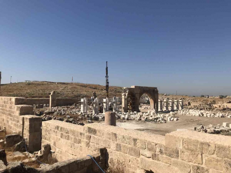 Sekiz bin kişinin namaz kıldığı Harran Ulu Camisi'nin görkemli yapısı arkeoloji kazılarıyla ortaya çıkarılıyor