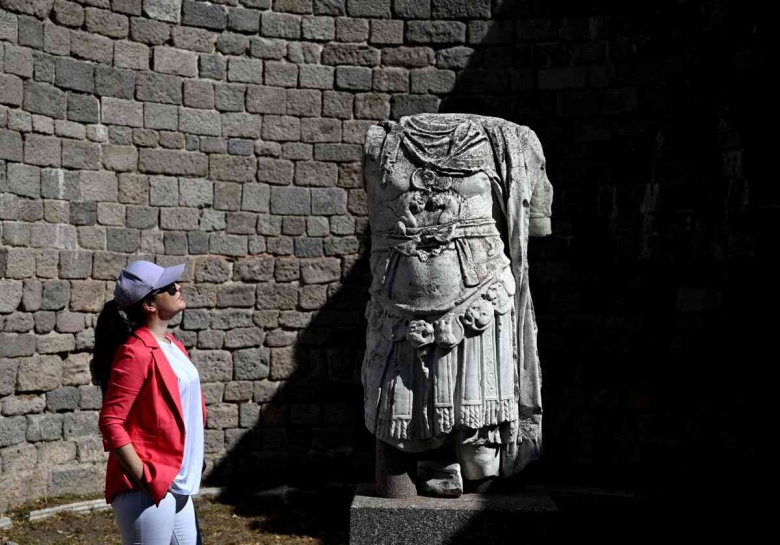 Bergama tarihi ve arkeolojik güzellikleri ile ziyaretçilerini büyülüyor