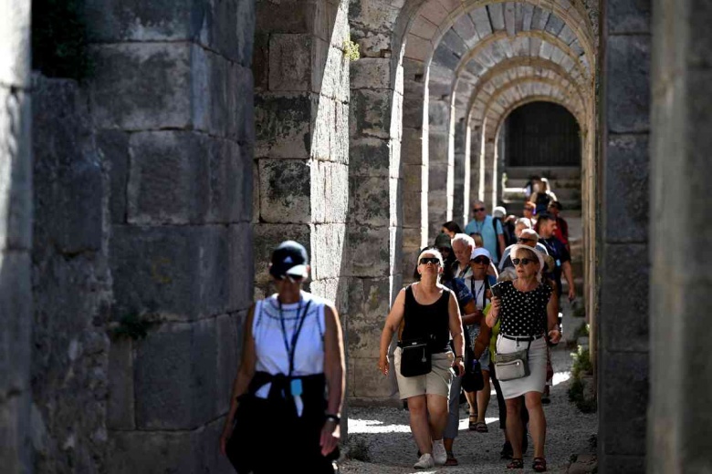 Bergama tarihi ve arkeolojik güzellikleri ile ziyaretçilerini büyülüyor