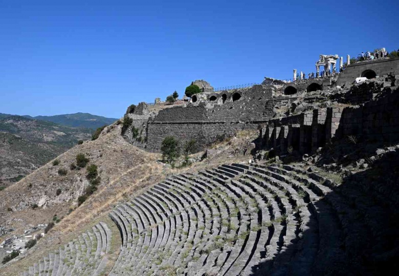 Bergama tarihi ve arkeolojik güzellikleri ile ziyaretçilerini büyülüyor