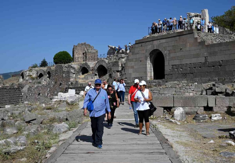 Bergama tarihi ve arkeolojik güzellikleri ile ziyaretçilerini büyülüyor