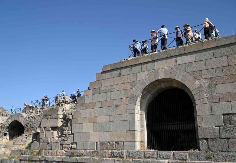 Bergama tarihi ve arkeolojik güzellikleri ile ziyaretçilerini büyülüyor