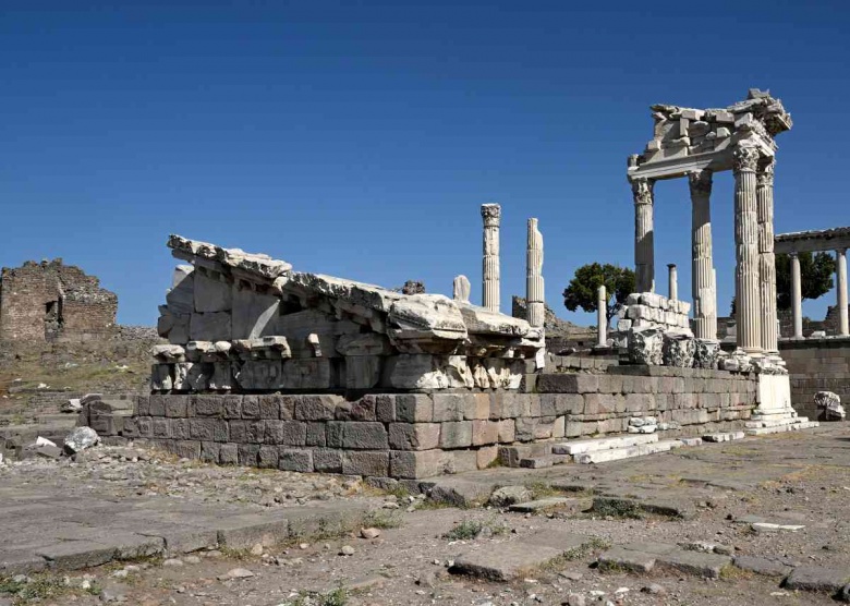 Bergama tarihi ve arkeolojik güzellikleri ile ziyaretçilerini büyülüyor