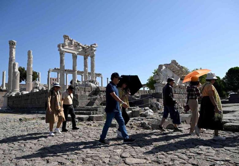 Bergama tarihi ve arkeolojik güzellikleri ile ziyaretçilerini büyülüyor