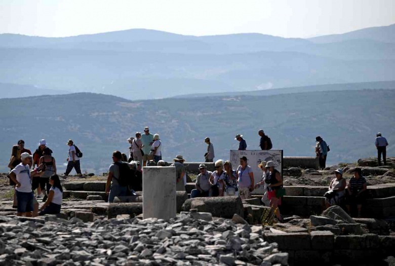 Bergama tarihi ve arkeolojik güzellikleri ile ziyaretçilerini büyülüyor