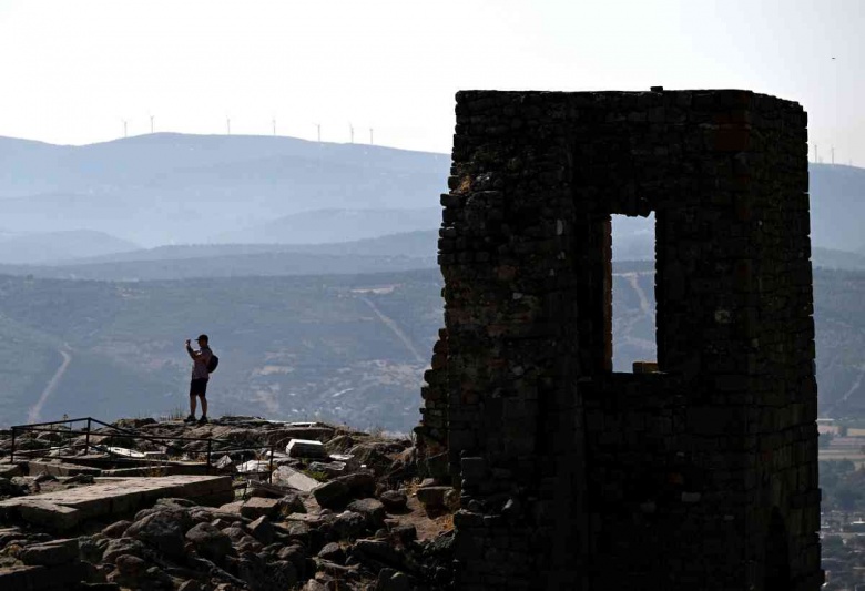 Bergama tarihi ve arkeolojik güzellikleri ile ziyaretçilerini büyülüyor