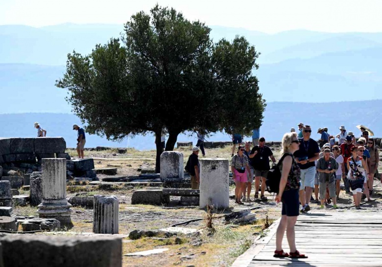 Bergama tarihi ve arkeolojik güzellikleri ile ziyaretçilerini büyülüyor