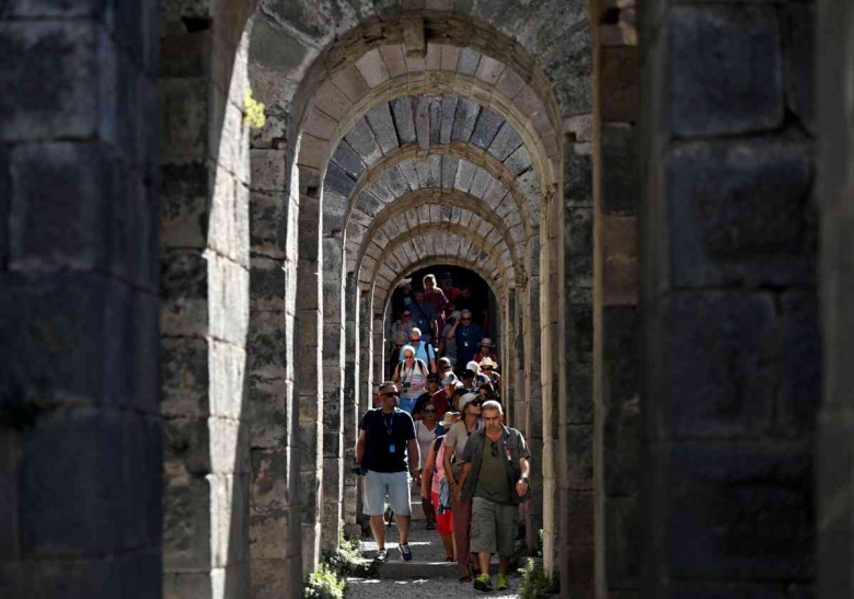 Bergama tarihi ve arkeolojik güzellikleri ile ziyaretçilerini büyülüyor