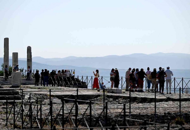 Bergama tarihi ve arkeolojik güzellikleri ile ziyaretçilerini büyülüyor