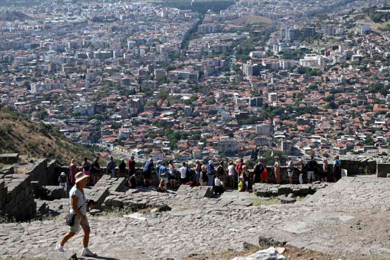 Bergama tarihi ve arkeolojik güzellikleri ile ziyaretçilerini büyülüyor