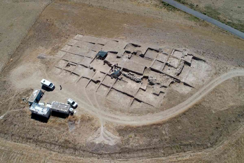 Van'daki Çavuştepe Kalesi'nde çenesinde bronz gem olan at iskeleti bulundu