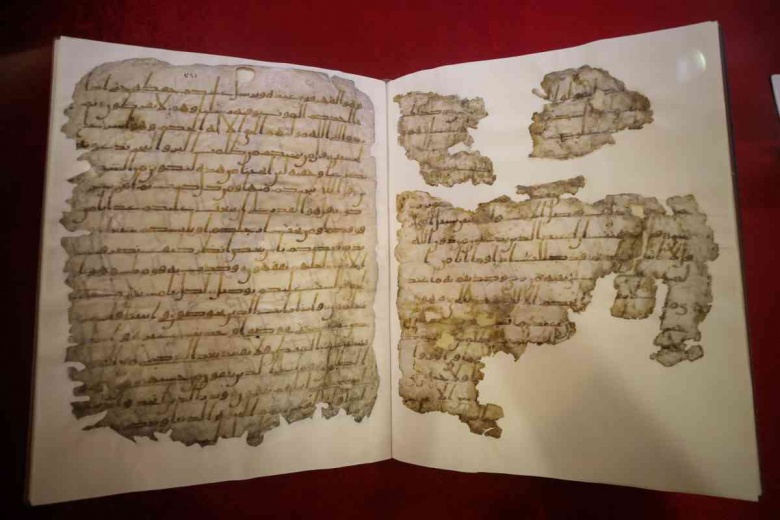 Restorasyonu tamamlanan 1400 yıllık el yazması Kur'an-ı Kerim Mısır'da sergilendi