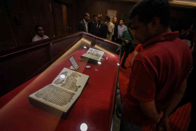 Restorasyonu tamamlanan 1400 yıllık el yazması Kur'an-ı Kerim Mısır'da sergilendi