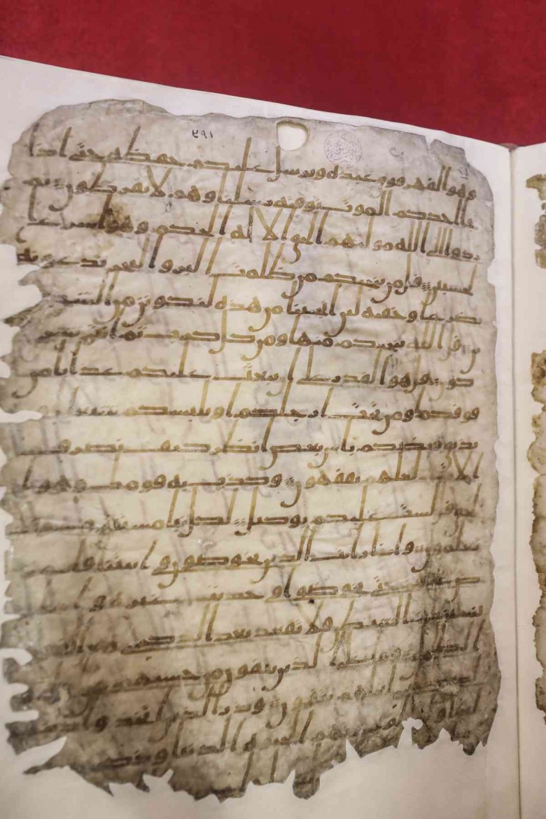 Restorasyonu tamamlanan 1400 yıllık el yazması Kur'an-ı Kerim Mısır'da sergilendi