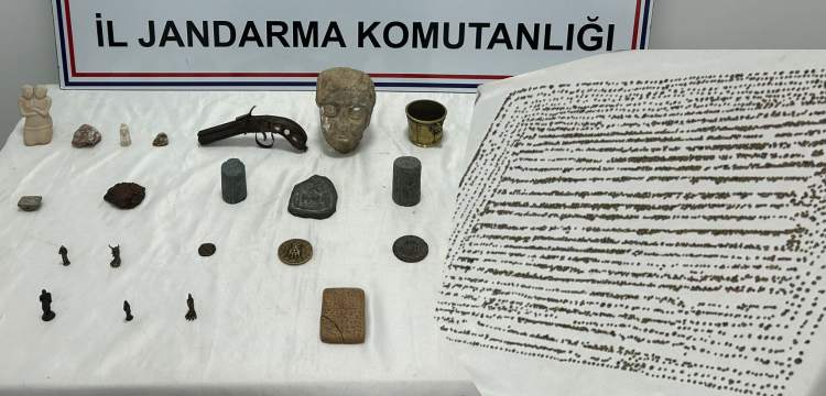 Kepez'de bir eve yapılan baskında  tarihi eser olabilecek 4253 arkeolojik görünümlü obje yakalandı