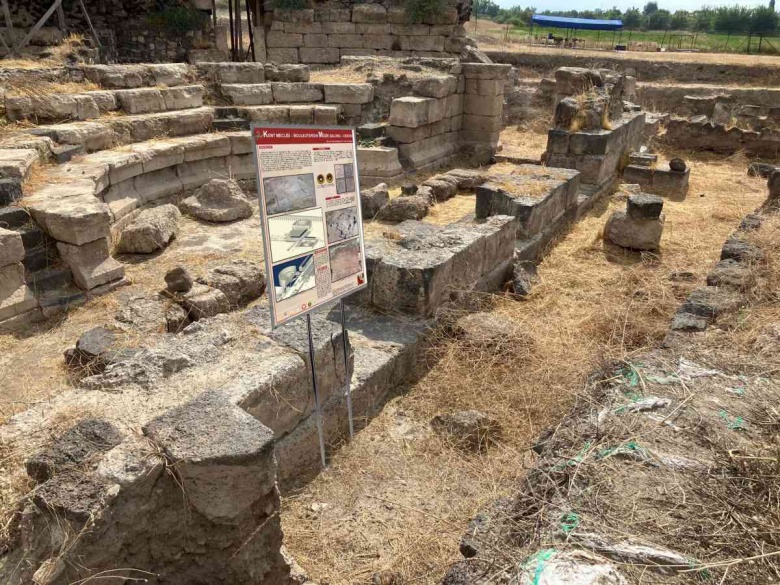 Hatay'daki Epiphaneia Antik Kenti'nden manzaralar