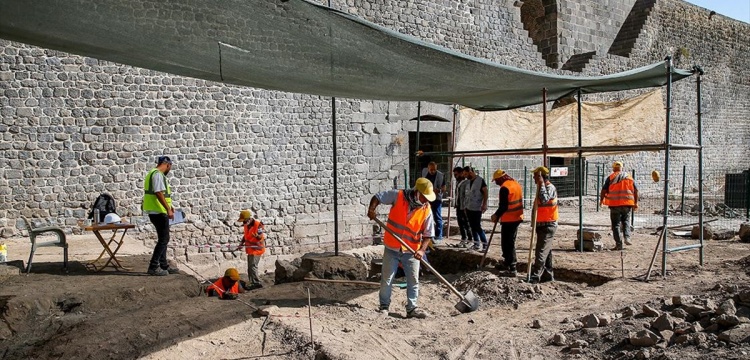 Amida Höyük arkeoloji kazılarında bu yılki hedef Artuklu Sarayı'nın sınırlarını belirlemek