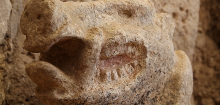 Göbeklitepe'de bulunan boyalı olduğu anlaşılan en eski heykel arkeologları heyecanlandırdı