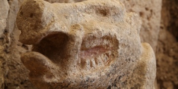 Göbeklitepede bulunan boyalı olduğu anlaşılan en eski heykel arkeologları heyecanlandırdı