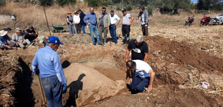 Alabanda Antik Kenti'nde definecilerin kaçak kazı yaptığı alanda lahit bulundu