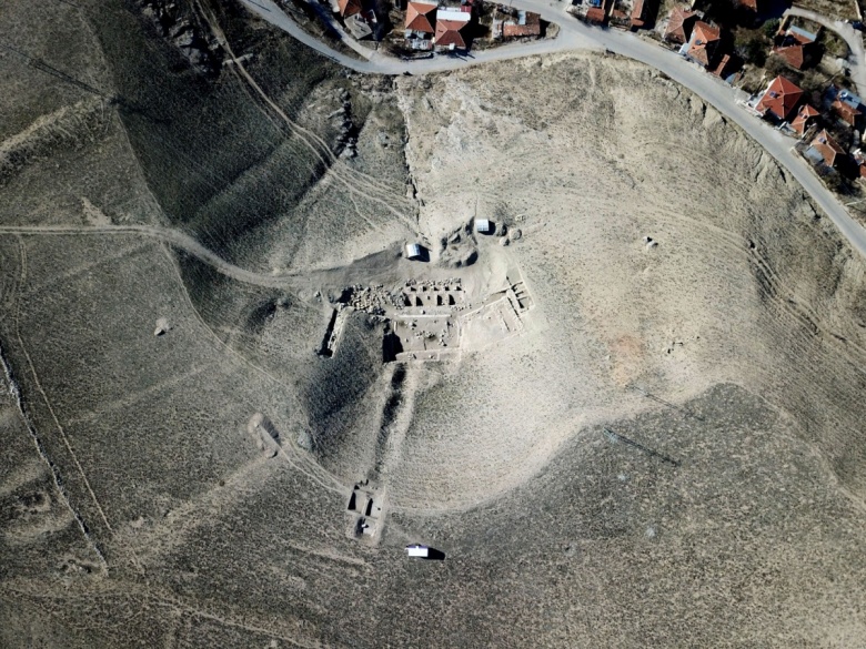 Afyon'daki Apameia Antik Kenti'nde büyük bir kedi türüne ait çene kemiği parçası bulundu