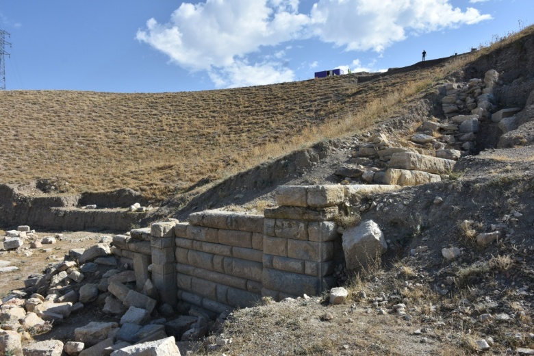 Afyon'daki Apameia Antik Kenti'nde büyük bir kedi türüne ait çene kemiği parçası bulundu