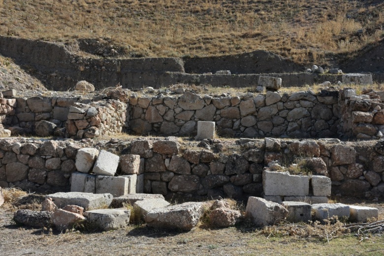 Afyon'daki Apameia Antik Kenti'nde büyük bir kedi türüne ait çene kemiği parçası bulundu