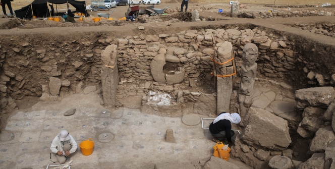 Karahantepe arkeoloji kazılarında yeni bulunan iki metreden uzun insan heykeli