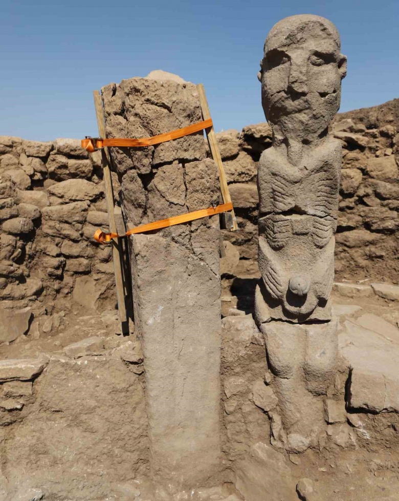 Karahantepe arkeoloji kazılarında yeni bulunan iki metreden uzun insan heykeli