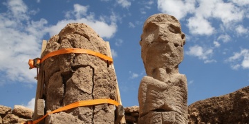 Karahantepeden yeni çıkan insan heykeli özel kamusal alanları anlamlandıran bir yapıt