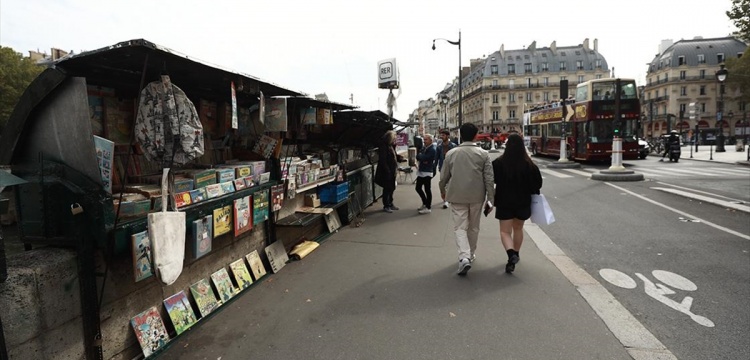 Paris'te 4 asırdır satış yapan sokak sahaflarına Paris 2024 Olimpiyatları darbesi