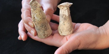 Arkeologlar İzmirde 7700 yıllık şapkalı, biri dişi biri erkek 2 keramik figürün buldular