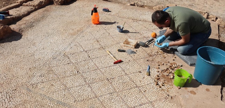 Perre Antik Kenti'nde bulunan 1800 yıllık taban mozaiğinin restorasyonuna başlandı